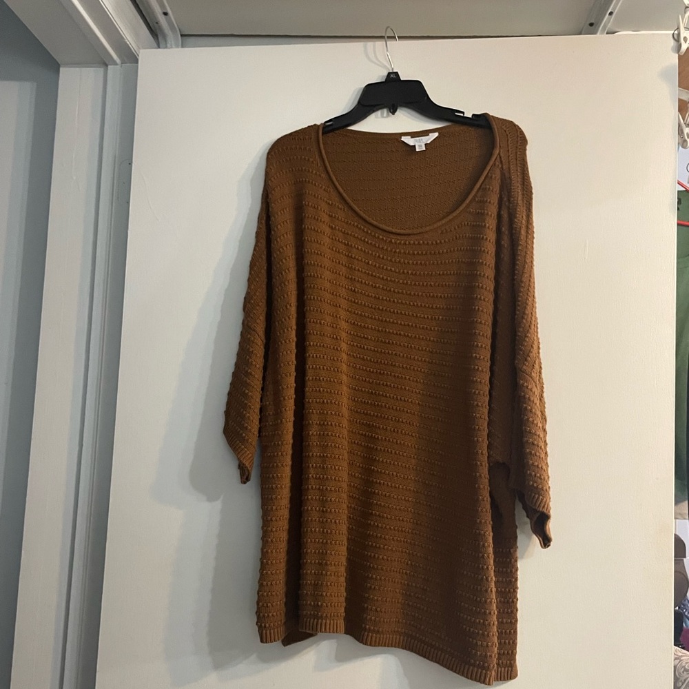 Women’s brown lightweight sweater with three-quarter sleeves